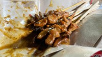 Begini penampilan sate campur yang tim detikFood beli. Rasa bumbu kacangnya tak begitu pekat, tapi ada sensasi gurih, pedas, dan manis. Foto: Yenny Mustika Sari/detikcom