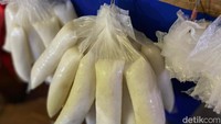 Sate itu bisa dinikmati bersama potongan lontong. Lontongnya empuk dan bisa dibeli terpisah dari satenya. Foto: Yenny Mustika Sari/detikcom