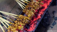 Sate-sate itu dibakar di atas arang panas. Aroma bakarannya menyebar ke seluruh area selasar stasiun berhasil menarik pelanggan untuk makan di sana. Foto: Yenny Mustika Sari/detikcom