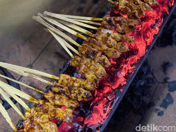 Sate Kikil dan Ayam Cuma Rp 15 Ribu, Jadi Primadona di Stasiun Tebet