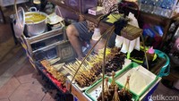 Pilihan sate yang ditawarkan Pak Dulo ada sate ayam dan kikil. Harga per porsinya bisa Rp 10.000 maupun Rp 15.000 tergantung isinya. Foto: Yenny Mustika Sari/detikcom
