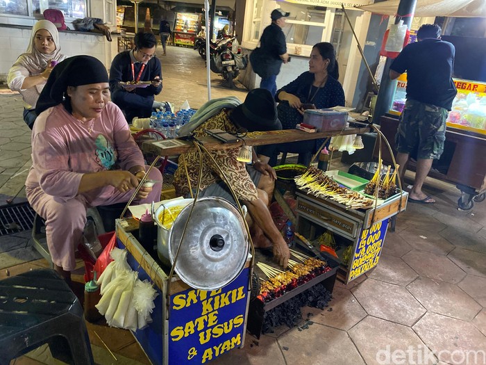 Sate Kikil Sate Kikil yang menjadi priadona di Stasiun Tebet