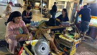 Pikulan tradisional berwarna biru terang ini yang mangkal setiap sore ke malam hari di Stasiun Tebet. Pak Dulo setiap hari ditemani oleh istri ketika berjualan. Foto: Yenny Mustika Sari/detikcom