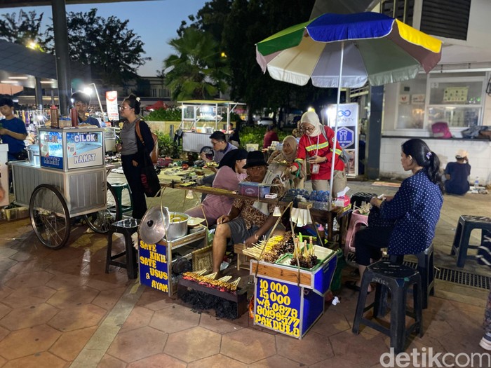 Sate Kikil Sate Kikil yang menjadi priadona di Stasiun Tebet