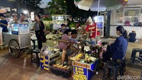 Area Selasar Pintu Barat Stasiun Tebet dimeriahkan dengan hadirnya puluhan gerobak kaki lima. Pilihannya beragam, salah satunya ada Sate Kikil Pak Dulo. Foto: Yenny Mustika Sari/detikcom
