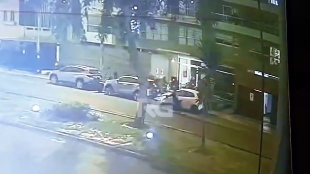 Sebuah video kamera pengawas merekam detik-detik Diplomat Indonesia di Peru, Zetro Leonardo Purba (40), tewas ditembak orang tak dikenal di Lima pada Senin (1/9) malam waktu setempat. (facebook/centrales SIN fronteras PNP)