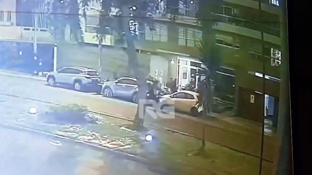 Sebuah video kamera pengawas merekam detik-detik Diplomat Indonesia di Peru, Zetro Leonardo Purba (40), tewas ditembak orang tak dikenal di Lima pada Senin (1/9) malam waktu setempat. (facebook/centrales SIN fronteras PNP)