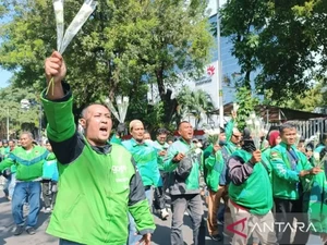 Driver Ojol Aksi Damai Bagikan Mawar ke Warga dan TNI-Polri di Monas