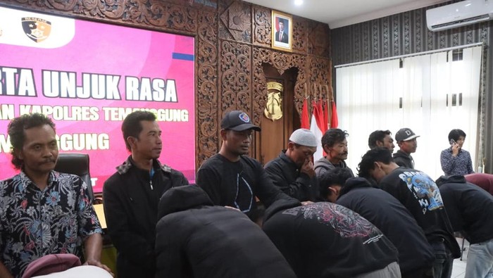 Sejumlah orang yang diamankan meminta maaf kepada pihak keluarga di Aula Polres Temanggung, Selasa (2/9/2025).