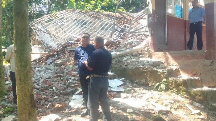 Sejumlah siswa SD negeri di kawasan Nanggung, Bogor, belajar di majelis taklim karena ruangan kelasnya ambruk. (Dok istimewa).