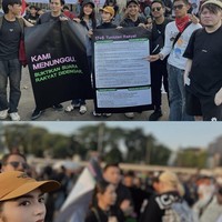 Para selebgram turut menyuarakan aksi protes di halaman gedung DPR. Dari unggahan yang dibagikan Debi Sagita terlihat Andovi da Lopez, Jovial, Ge Pamungkas hingga sang istri, Anastasia Herzigova ikut turun langsung ke jalan dan bergabung bersama para demonstran. Foto: Instagram