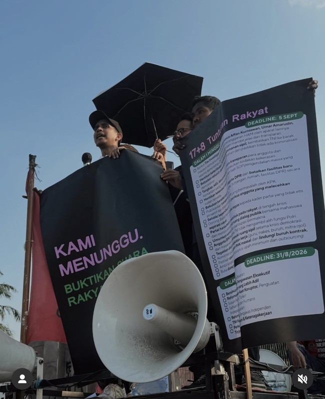 Tak datang dengan tangan kosong, mereka sudah menyiapkan spanduk yang berisi 17+8 tuntutan rakyat. “Kami menunggu. Buktikan suara rakyat didengar,” bunyi salah satu spanduk tersebut. Foto: Instagram