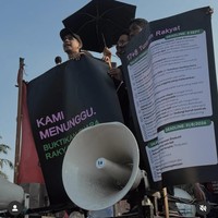 Tak datang dengan tangan kosong, mereka sudah menyiapkan spanduk yang berisi 17+8 tuntutan rakyat. “Kami menunggu. Buktikan suara rakyat didengar,” bunyi salah satu spanduk tersebut. Foto: Instagram