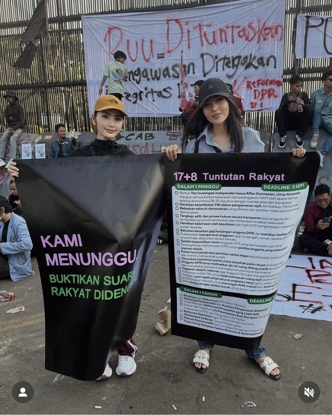 Tampil santai, Debi Sagita dan Anastasia Herzigova kompak kenakan topi. Debi memilih kenakan sepasang sneakers putih, sementara Anastasia kenakan sandal. Foto: Instagram