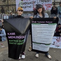 Tampil santai, Debi Sagita dan Anastasia Herzigova kompak kenakan topi. Debi memilih kenakan sepasang sneakers putih, sementara Anastasia kenakan sandal. Foto: Instagram