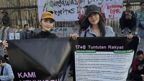 7 Gaya Selebgram Ikut Demo Serukan 17+8 Tuntutan Rakyat di Halaman Gedung DPR