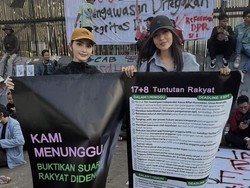7 Gaya Selebgram Ikut Demo Serukan 17+8 Tuntutan Rakyat di Halaman Gedung DPR
