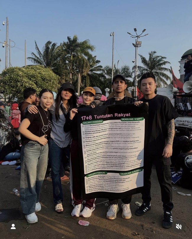 Selebgram Kyra Nayda yang juga merupakan mantan kekasih Reza Arap juga ikut hadir. Berpose di sebelah Anastasia, Kyra memilih kenakan kaos hitam simpel bergambar kucing dipadukan celana panjang jeans. Melengkapi penampilannya, ia mengenakan sepasang sneakers putih dan tas selempang. Foto: Instagram