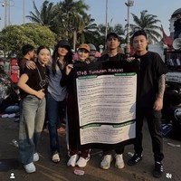 Selebgram Kyra Nayda yang juga merupakan mantan kekasih Reza Arap juga ikut hadir. Berpose di sebelah Anastasia, Kyra memilih kenakan kaos hitam simpel bergambar kucing dipadukan celana panjang jeans. Melengkapi penampilannya, ia mengenakan sepasang sneakers putih dan tas selempang. Foto: Instagram