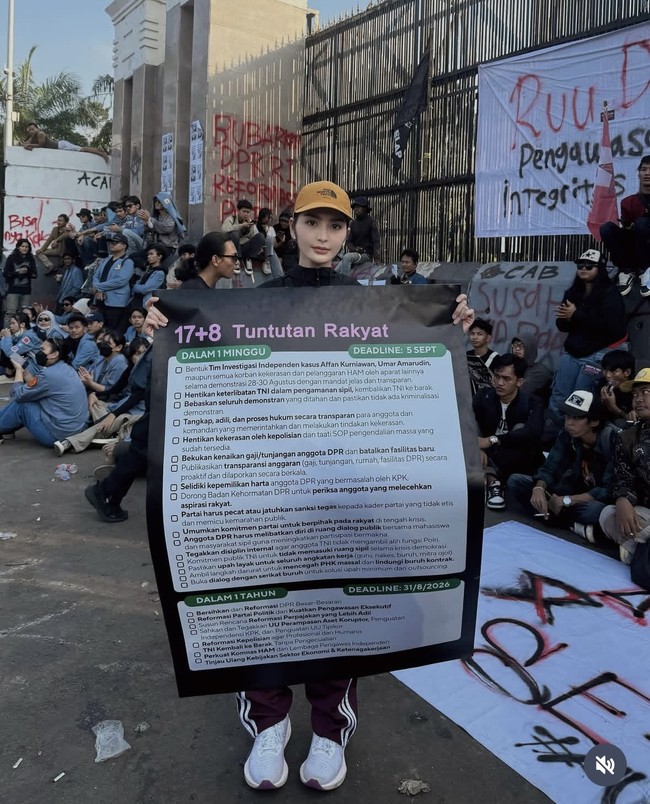Debi tampak hadir tanpa ditemani sang suami, Marco Ivanos. Ia tampil sporty dengan atasan lengan panjang hitam dan celana panjang merah marun bergaris putih pada bagian sampingnya. Foto: Instagram