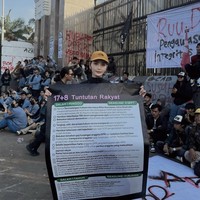 Debi tampak hadir tanpa ditemani sang suami, Marco Ivanos. Ia tampil sporty dengan atasan lengan panjang hitam dan celana panjang merah marun bergaris putih pada bagian sampingnya. Foto: Instagram