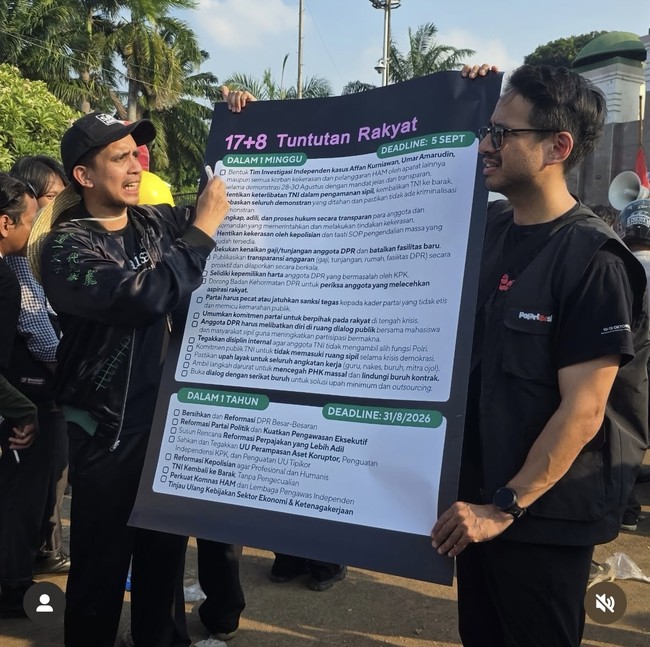 Kakak-beradik Jovial dan Andovi juga terlihat kompak kenakan busana serba hitam. Andovi memilih melengkapi penampilannya dengan topi warna senada. Foto: Instagram
