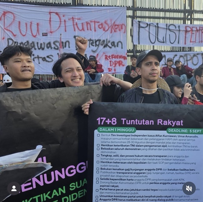 Terlihat para selebgram tersebut ikut berbaur bersama demonstran lain. “TRANSPARANSI. REFORMASI. EMPATI. 17+8 TUNTUTAN RAKYAT. KAMI MENUNGGU. BUKTIKAN SUARA RAKYAT DIDENGAR,” tulis Andovi dalam unggahan Instagramnya. Foto: Instagram