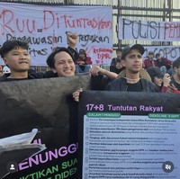Terlihat para selebgram tersebut ikut berbaur bersama demonstran lain. “TRANSPARANSI. REFORMASI. EMPATI. 17+8 TUNTUTAN RAKYAT. KAMI MENUNGGU. BUKTIKAN SUARA RAKYAT DIDENGAR,” tulis Andovi dalam unggahan Instagramnya. Foto: Instagram
