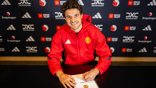 MANCHESTER, ENGLAND - SEPTEMBER 01: (EXCLUSIVE COVERAGE) Senne Lammens of Manchester United poses after signing for the club at Carrington Training Ground on September 01, 2025 in Manchester, England. (Photo by Manchester United/Manchester United via Getty Images)