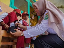 Sepatu Baru bagi Siswa Prasejahtera