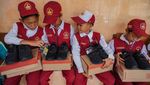 Sepatu Baru bagi Siswa Prasejahtera