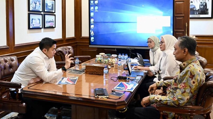 Sekretaris Kabinet (Seskab) Teddy Indra Wijaya berkoordinasi dengan Menteri Pekerjaan Umum (PU) Dody Hanggodo terkait perbaikan fasilitas umum.