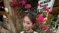 Seulgi juga berfoto nih di spot viral coffee shop GigiSusu.