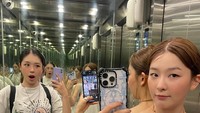Seulgi tak sendiri menikmati keindahan Bali. Dai berlibur bersama temannya Suji yang juga seorang Youtuber.