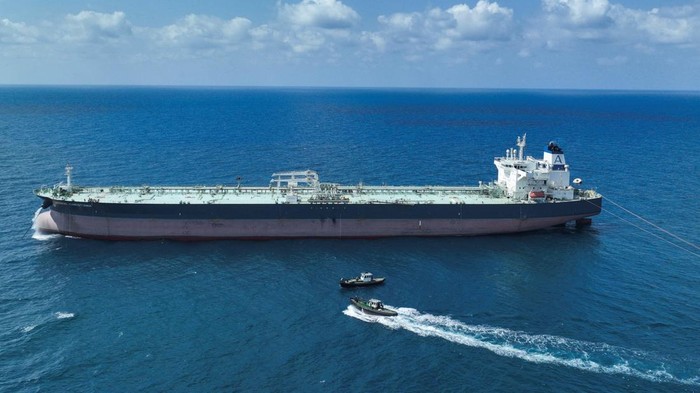 Suriah Akhirnya Ekspor Minyak Lagi Setelah 14 Tahun Terhenti A drone view shows crude oil tanker Nissos Christiana, first ship to transport oil from Syria since the fall of Bashar al-Assad’s regime, anchored in the port of Tartus, Syria, September 1, 2025. REUTERS/Mahmoud Hassano