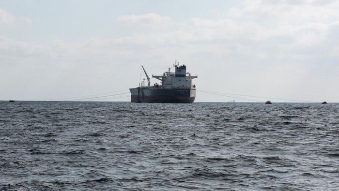 Suriah Akhirnya Ekspor Minyak Lagi Setelah 14 Tahun Terhenti A drone view shows crude oil tanker Nissos Christiana, first ship to transport oil from Syria since the fall of Bashar al-Assad’s regime, anchored in the port of Tartus, Syria, September 1, 2025. REUTERS/Mahmoud Hassano