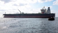 Kapal tanker Nissos Christiana bersandar di pelabuhan Tartus, Suriah, pada hari Senin (1/9). Kapal tersebut membawa ekspor minyak mentah pertama negara itu dalam 14 tahun terakhir. Foto: REUTERS/Mahmoud Hassano