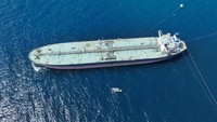 Kapal tanker minyak mentah Nissos Christiana menjadi kapal pertama yang mengangkut minyak dari Suriah sejak jatuhnya rezim Bashar al-Assad. Assad digulingkan pada bulan Desember tahun lalu dan pemerintahan yang dipimpin kelompok Islamis yang menggantikannya berjanji untuk memulihkan ekonomi Suriah. Foto: REUTERS/Mahmoud Hassano