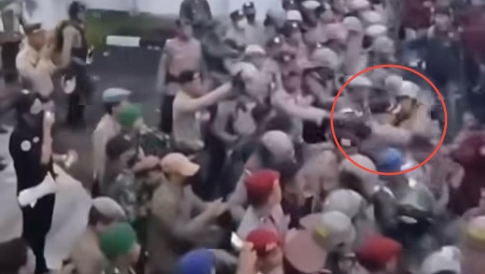 Tangkapan layar Kapolres Sinjai AKPB Harry Azhar masuk dalam kerumunan massa dan diduga memukul pendemo mahasiswa di Kantor DPRD Sinjai.