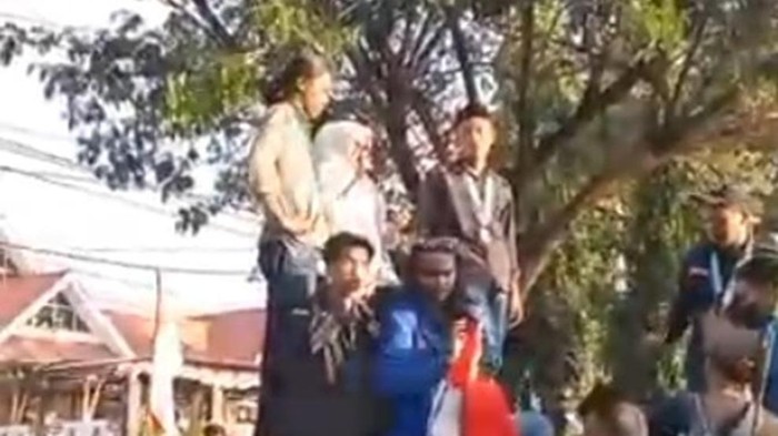 Tangkapan layar Ketua DPRD Bulukumba Umy Asyiatun Khadijah di atas mimbar orasi massa aksi di depan gedung DPRD Bulukumba.