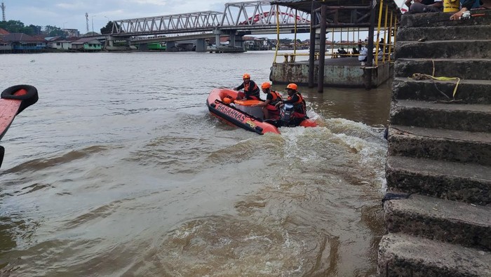 Tim Basarnas Sumsel lakukan pencarian 2 bocah yang tenggelam di Palembang.