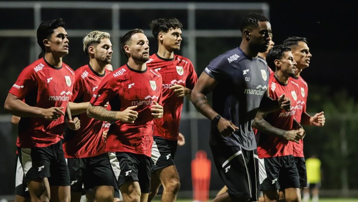 Sejumlah pemain Timnas Indonesia mengikuti sesi latihan di Lapangan C Stadion Gelora Bung Tomo, Surabaya, Jawa Timur, Selasa (2/9/2025). Latihan tersebut digelar sebagai persiapan jelang Fifa Matchday melawan Timnas China Taipei pada (5/9) dan Lebanon (8/9) di Stadion Gelora Bung Tomo, Surabaya. ANTARA FOTO/Rizal Hanafi