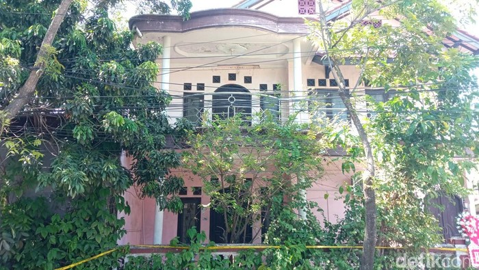 TKP penemuan lima jenazah yang terkubur di sebuah rumah Kabupaten Indramayu/