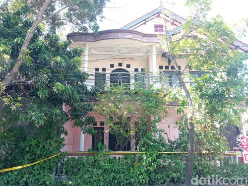 TKP penemuan lima jenazah yang terkubur di sebuah rumah Kabupaten Indramayu/