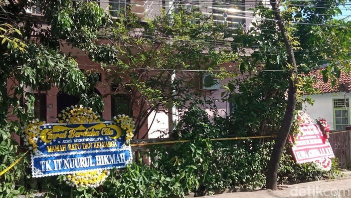 TKP penemuan mayat sekeluarga yang terkubur dalam satu lubang di rumah Indramayu.