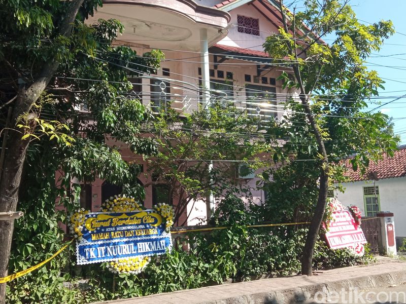 TKP penemuan mayat sekeluarga yang terkubur dalam satu lubang di rumah Indramayu.