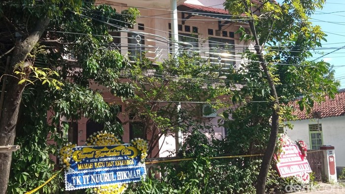 TKP penemuan mayat sekeluarga yang terkubur dalam satu lubang di rumah Indramayu.