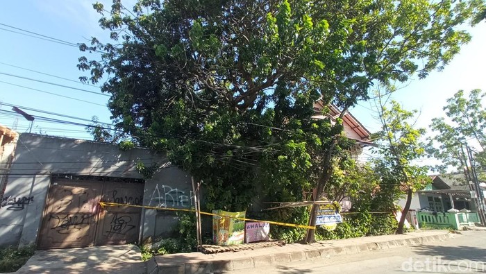 TKP penemuan mayat sekeluarga yang terkubur dalam satu lubang di rumah Indramayu.