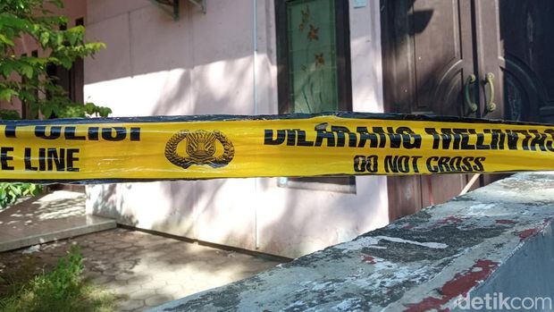 TKP penemuan mayat sekeluarga yang terkubur dalam satu lubang di rumah Indramayu.