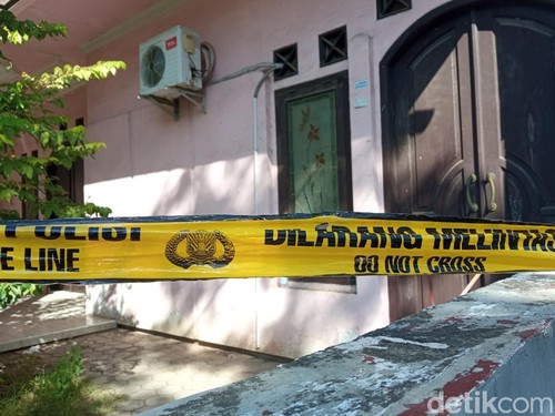 TKP penemuan mayat sekeluarga yang terkubur dalam satu lubang di rumah Indramayu.